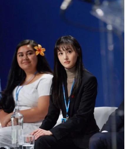 参加国剧庆典的女演员郑爽:天鹅颈蝴蝶背,身上自带光芒