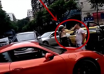 ​2019年真实影像，保时捷女车主怒扇奇瑞司机耳光，身份曝光惹众怒