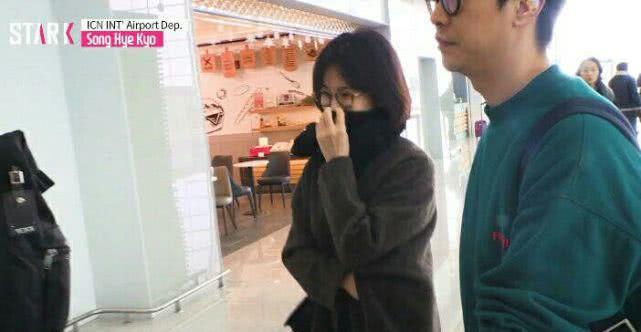 曾经婚戒不离手的宋慧乔摘下了婚戒，曾被传婚变，网友猜测恐成真