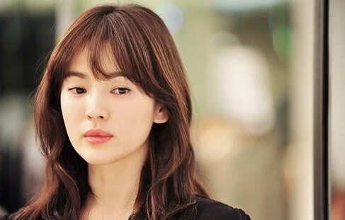 曾经婚戒不离手的宋慧乔摘下了婚戒，曾被传婚变，网友猜测恐成真