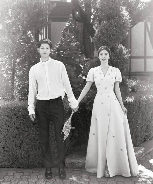 曾经婚戒不离手的宋慧乔摘下了婚戒，曾被传婚变，网友猜测恐成真