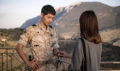 ​曾经婚戒不离手的宋慧乔摘下了婚戒，曾被传婚变，网友猜测恐成真