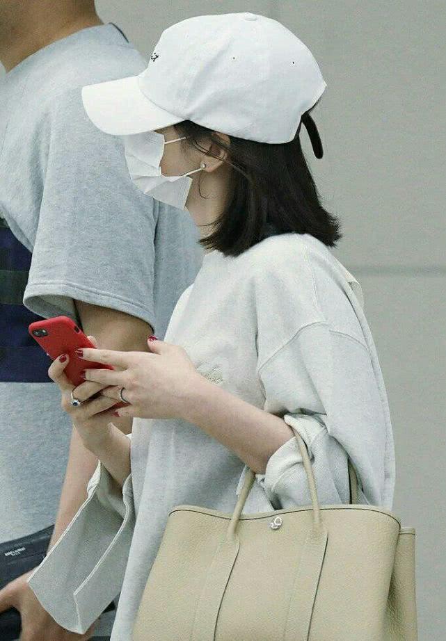 曾经婚戒不离手的宋慧乔摘下了婚戒，曾被传婚变，网友猜测恐成真