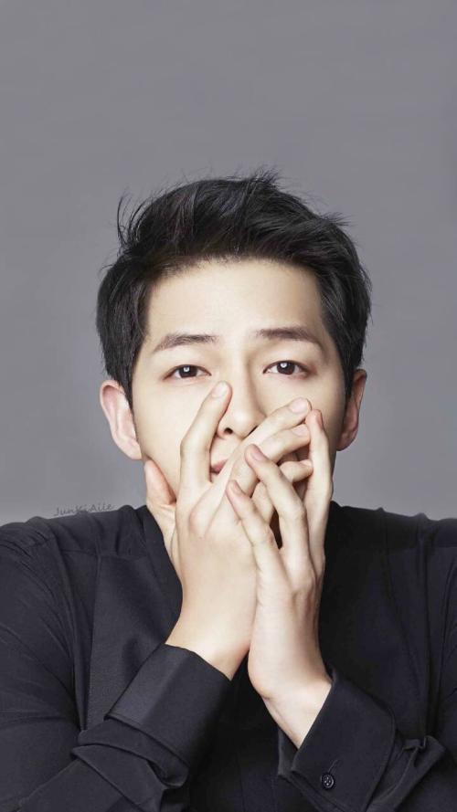 曾经婚戒不离手的宋慧乔摘下了婚戒，曾被传婚变，网友猜测恐成真