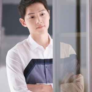 曾经婚戒不离手的宋慧乔摘下了婚戒，曾被传婚变，网友猜测恐成真