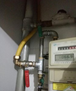 ​天然气总阀门锁住了,燃气总阀关了打不开,燃气公司打开要收钱
