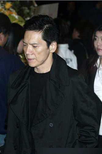 向华强不是有黑帮背景吗？为什么不敢动周星驰？原因太无奈