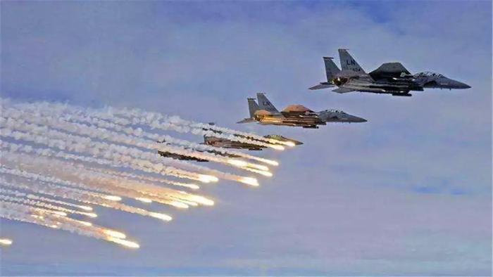 烟花下的杀戮!违禁武器白磷弹,一种可怕的武器