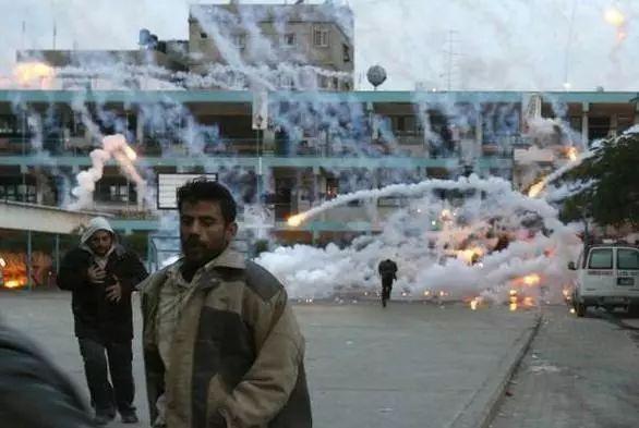 烟花下的杀戮!违禁武器白磷弹,一种可怕的武器
