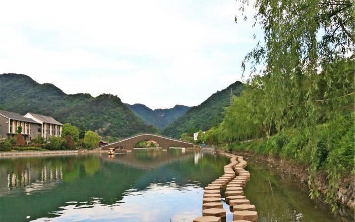 湖北十堰有座小小岛,名气不大,人也不多,却是个散心的好地方