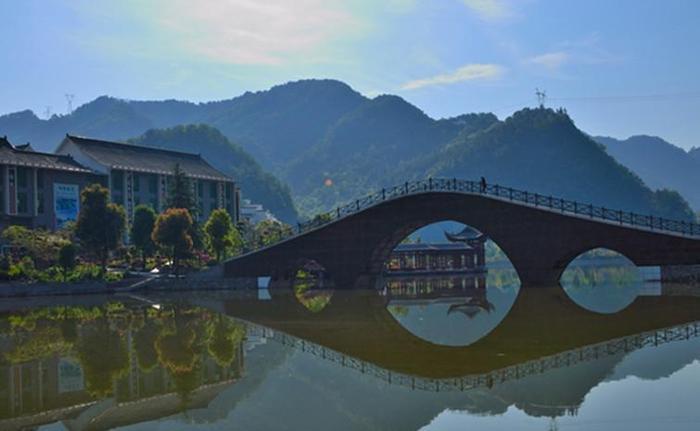 湖北十堰有座小小岛,名气不大,人也不多,却是个散心的好地方