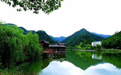 ​湖北十堰有座小小岛，名气不大，人也不多，却是个散心的好地方