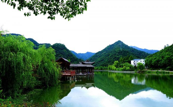 湖北十堰有座小小岛,名气不大,人也不多,却是个散心的好地方