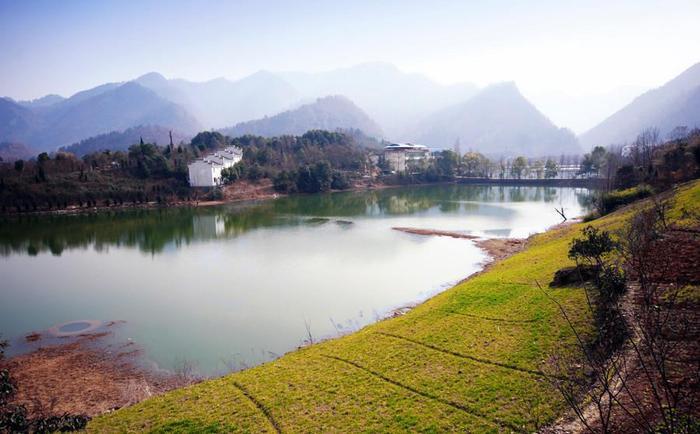 湖北十堰有座小小岛,名气不大,人也不多,却是个散心的好地方