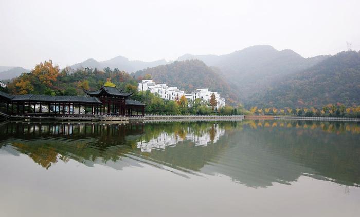 湖北十堰有座小小岛,名气不大,人也不多,却是个散心的好地方