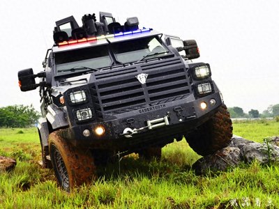 ​军事丨国产“剑齿虎”装甲防暴车，能防御AK-74步枪的攻击