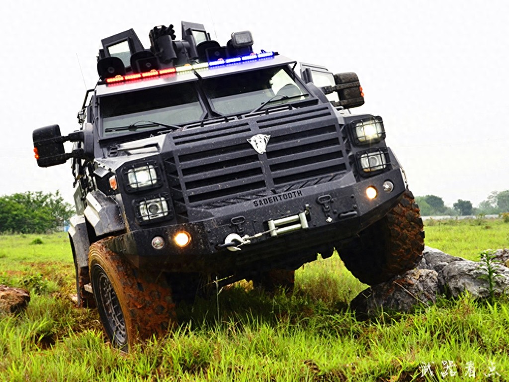 军事丨国产“剑齿虎”装甲防暴车，能防御AK-74步枪的攻击