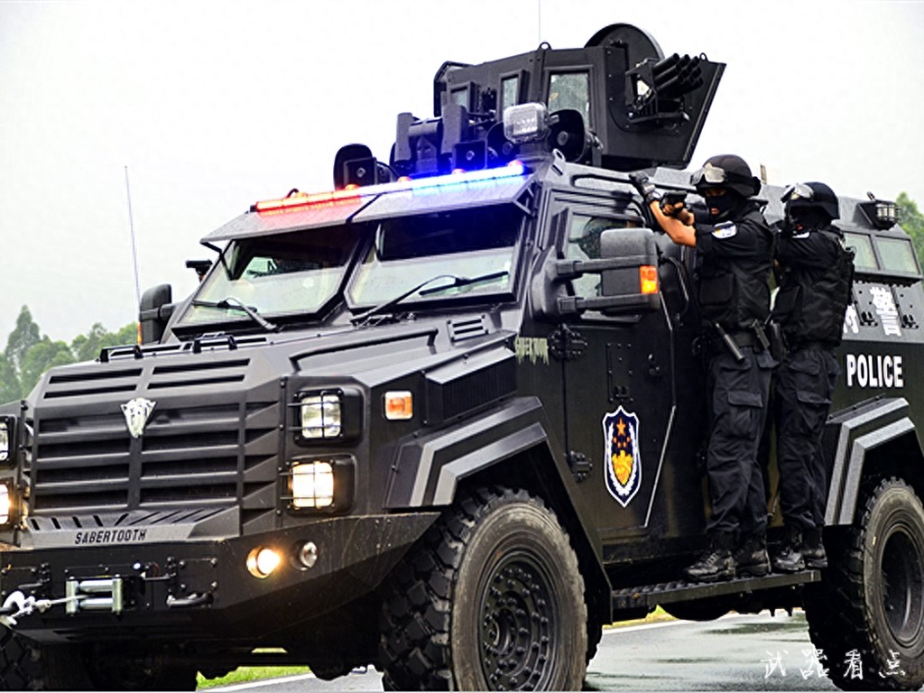 军事丨国产“剑齿虎”装甲防暴车，能防御AK-74步枪的攻击