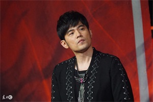 知名歌手娃娃参加中国新歌声却没有人转身，那英：要是我的话多尴