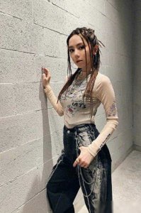 ​邓紫棋身材有多辣？当她穿上紧身衣后，时尚上围迷倒众人