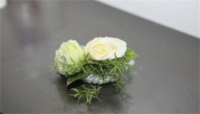 ​三朵玫瑰花是什么意思