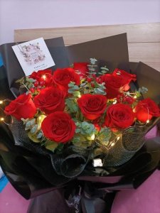 ​十一朵玫瑰花代表什么意思（送十一朵玫瑰花的寓意）