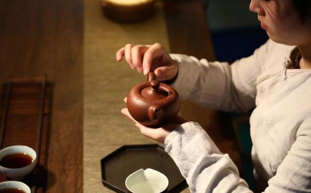 有的人喝茶很困,有的人睡不着是什么原因 有的人喝茶很困,有的人睡不着是什么原因