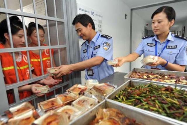 监狱里的犯人每天吃什么饭?里面的伙食好不好?看完长见识了!