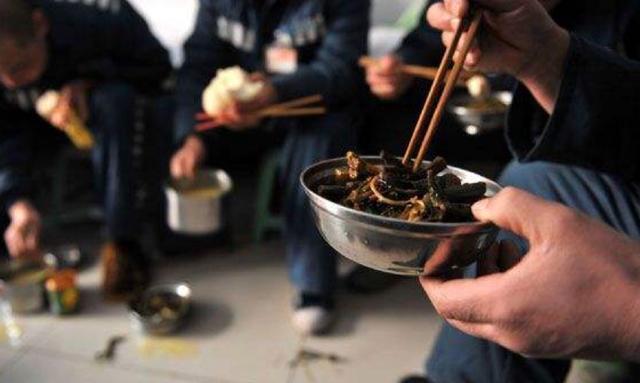 监狱里的犯人每天吃什么饭?里面的伙食好不好?看完长见识了!