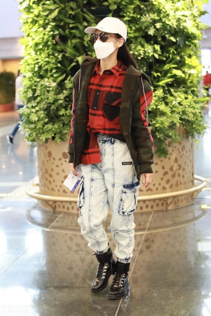 格子衫配什么外套_黄圣依格子衬衣搭配