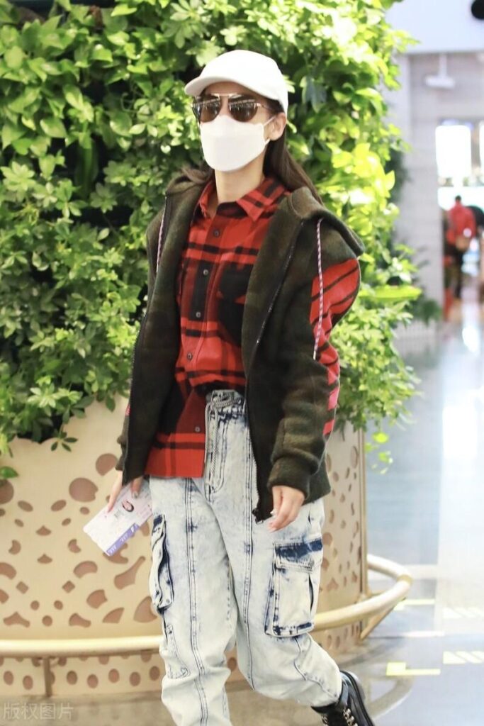 格子衫配什么外套_黄圣依格子衬衣搭配