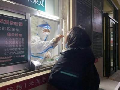 ​孙秀英：穿上这身白衣，我们就是无畏向前的战士