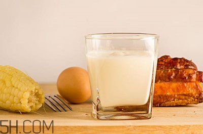 ​吃饭前喝酸奶还是饭后 晚上喝酸奶效果最佳