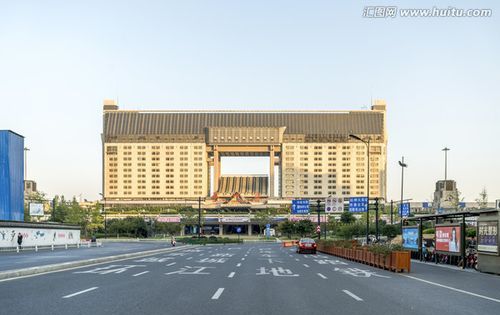 杭州火车站和杭州东站是不是一个站急,谢谢回答