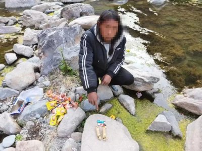 ​楚雄两男子因嘴馋用“鱼雷”炸鱼，鱼还没吃到却遇上了警察蜀黍