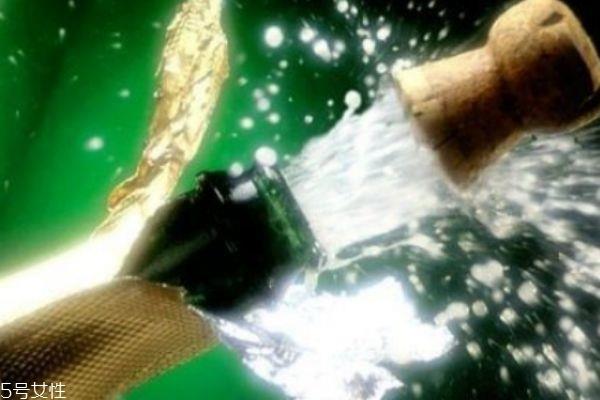 起泡酒和葡萄酒的区别 起泡酒是什么 起泡酒和葡萄酒的区别 起泡酒是什么