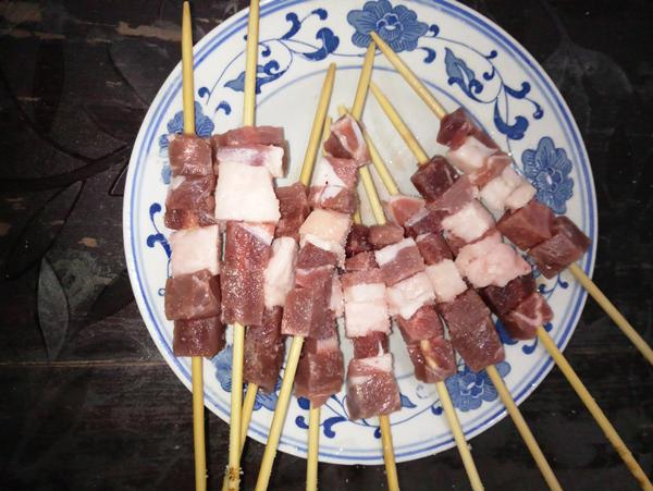 正确用烤箱烤羊肉串的做法(烤箱版烤羊肉串的做法)(3)