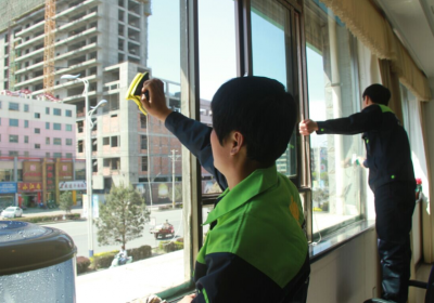 ​擦玻璃用什么擦最干净不留水渍（一点灰尘也不留的妙招）