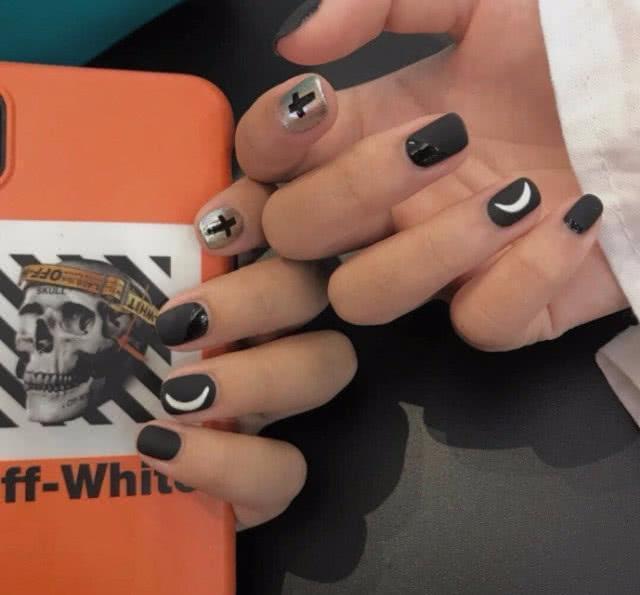 黑色美甲实在太帅了,显白又时髦,在手上来点致命诱惑