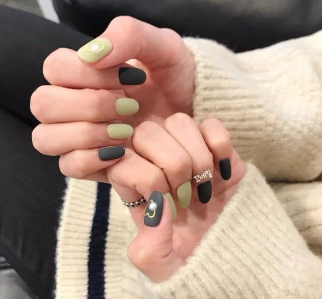 黑色美甲实在太帅了,显白又时髦,在手上来点致命诱惑