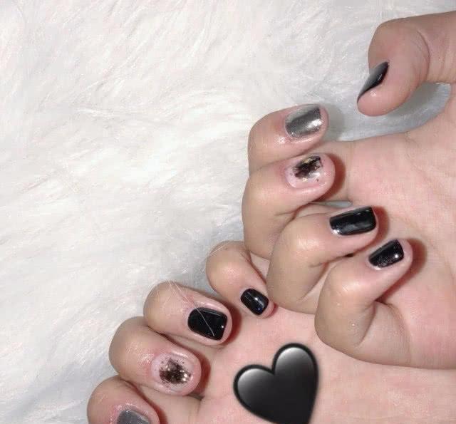 黑色美甲实在太帅了,显白又时髦,在手上来点致命诱惑