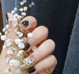 ​黑色美甲实在太帅了，显白又时髦，在手上来点致命诱惑