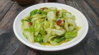 ​包菜怎样炒好吃又简单（爆炒包菜的家常做法）