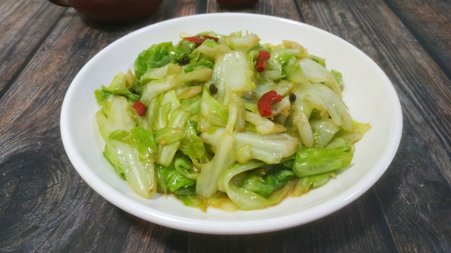 包菜怎样炒好吃又简单,爆炒包菜的家常做法