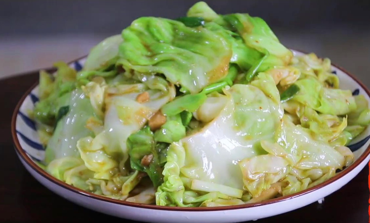 包菜怎样炒好吃又简单,爆炒包菜的家常做法
