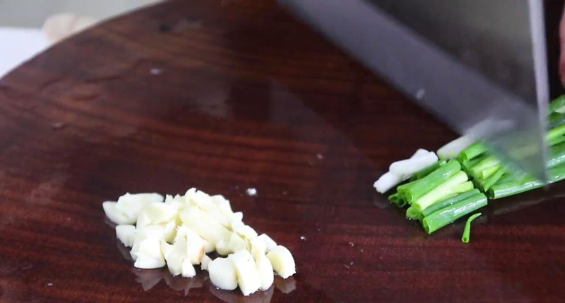 包菜怎样炒好吃又简单,爆炒包菜的家常做法