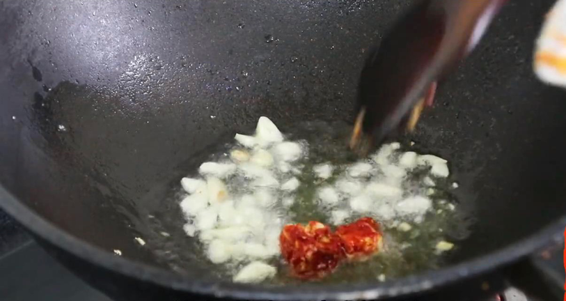 包菜怎样炒好吃又简单,爆炒包菜的家常做法