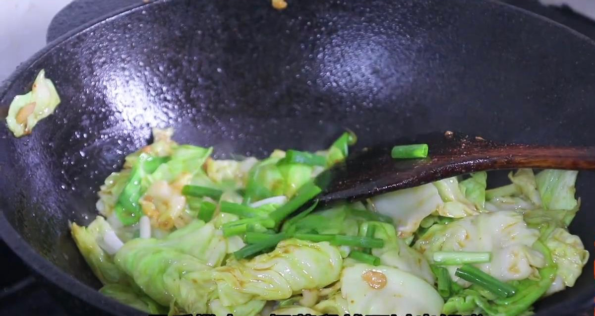 包菜怎样炒好吃又简单,爆炒包菜的家常做法