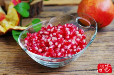 ​快速剥石榴的小妙招，只需要一个小工具即可，比刀效果好！