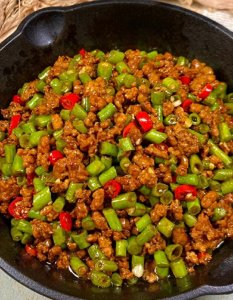 ​肉沫豆角：一道家常美味背后的烹饪秘诀与文化魅力